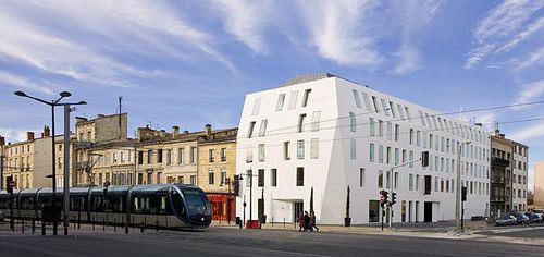 Bardage en panneaux - SEEKO'O HOTEL - Dupont Building and Construction - en Solid Surface / lisse