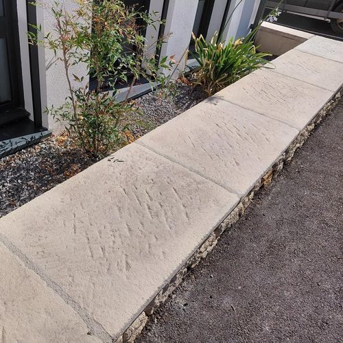 Chaperon de mur en pierre - MAGNANERIE - ROUVIERE - en béton