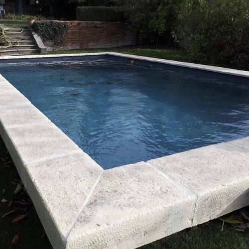 Margelle de piscine en pierre naturelle - L – BOURGEOISE - ROUVIERE - d'angle