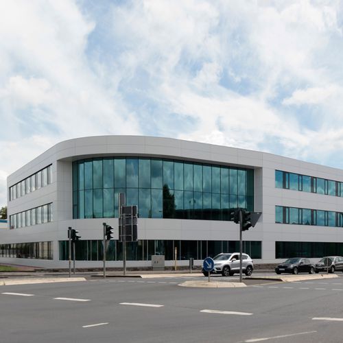 Bardage en panneaux - QBISS SCREEN H+ - Trimo - en métal / lisse / pour façade ventilée