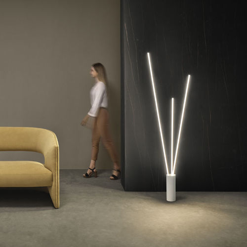 Lampe sur pied - VERTICAL - Mantra - en métal / design minimaliste / d'intérieur