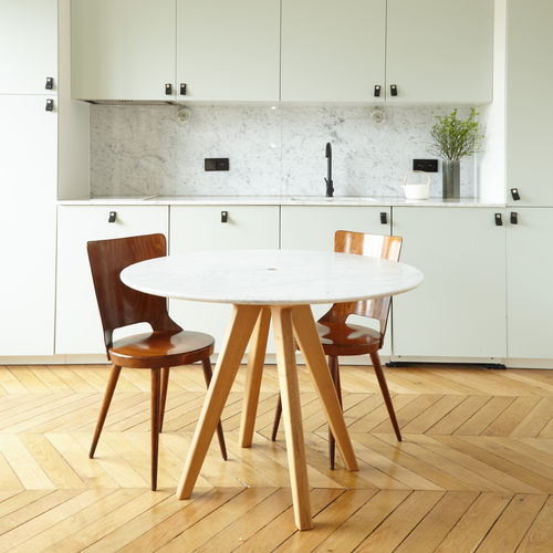 Table design scandinave - ARTHUR - Hans Hansen Furniture - en marbre / avec piètement en chêne / ronde