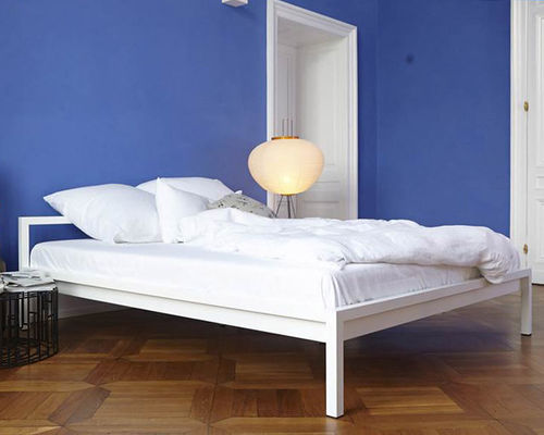 Lit double - PURE - Hans Hansen Furniture - contemporain / avec tête de lit / en acier à revêtement par poudre