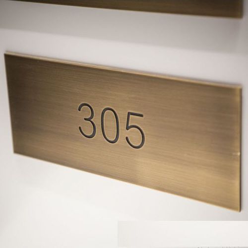 Plaque signalétique pour porte - SLOW - APIR SRL - murale / en laiton / en braille