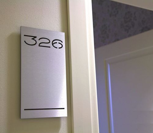 Plaque signalétique murale - SAV - APIR SRL - en Plexiglas® / en aluminium / en laiton