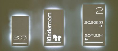 Plaque signalétique d'orientation - SAVLED - APIR SRL - murale / en Plexiglas® / en métal