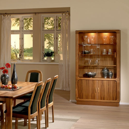 Vitrine design scandinave - 7896 - dyrlund - en bois massif / éclairée / avec portes coulissantes