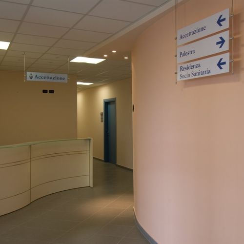 Plaque signalétique d'orientation - ROD BAR S-SOSPESO - STUDIO T - suspendue / en Plexiglas® / en inox brossé