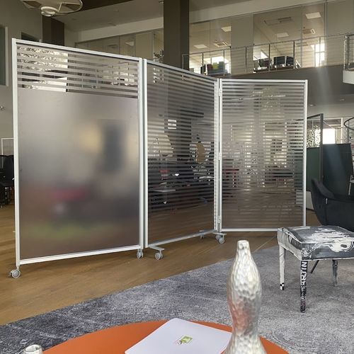 Séparateur de bureau auto-portant - TWIST - STUDIO T - en polycarbonate / en aluminium / modulable