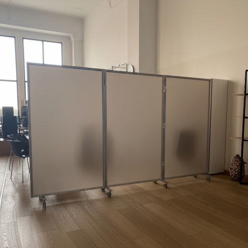 Séparateur de bureau auto-portant - TWIST OFFICE - STUDIO T - en méthacrylate / en métal / en aluminium anodisé