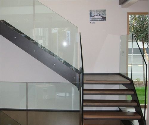 Escalier quart tournant - KELLER TREPPENBAU AG - à marches en bois / structure en métal / contemporain