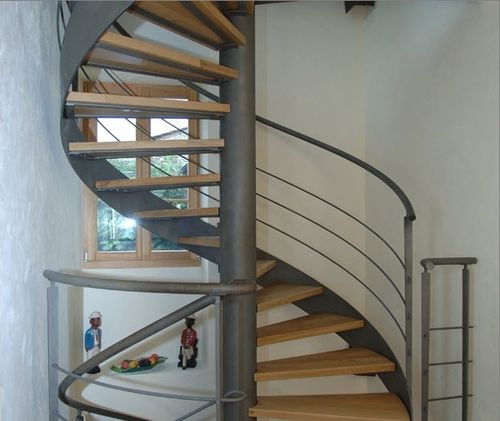Escalier en colimaçon - KELLER TREPPENBAU AG - à marches en bois / structure en métal / contemporain
