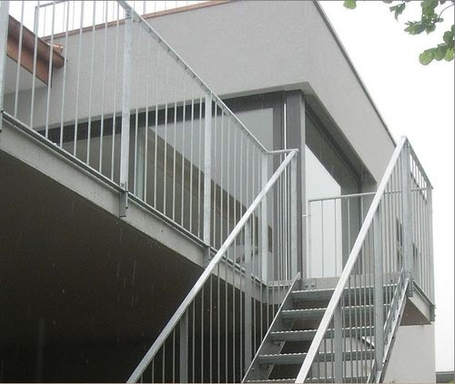 Escalier droit - KELLER TREPPENBAU AG - à marches en métal / structure en métal / pour bâtiment tertiaire