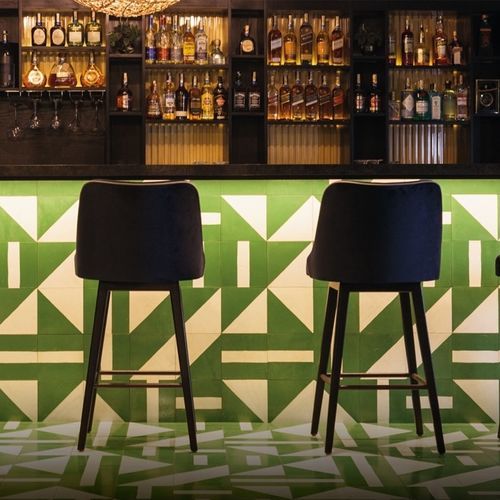 Chaise de bar contemporaine - TEN 200 - Adriana Hoyos - d'intérieur / en tissu / avec piètement en bois