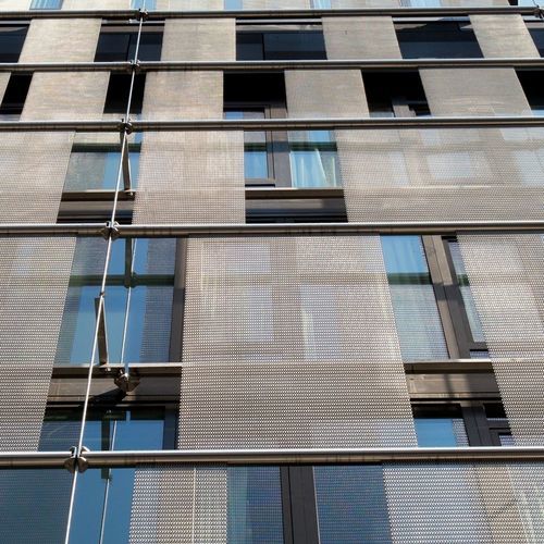 Toile métallique tissée pour façade - COURTYARD - Cambridge Architectural Mesh - à maillage triangulaire / argentée / en panneaux