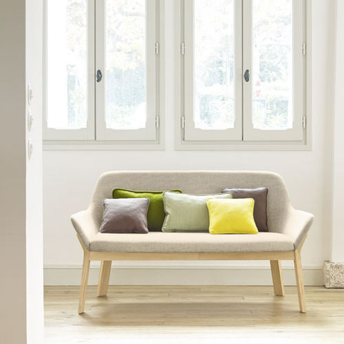 Banquette contemporaine - KOILA - Alki - en tissu / avec piètement en bois / professionnelle