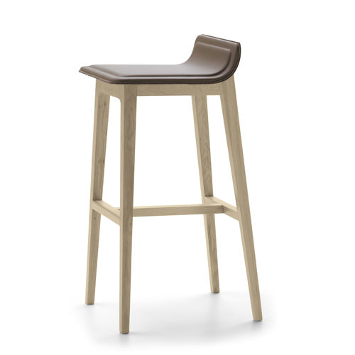 Tabouret de bar contemporain - LAIA - Alki - en cuir / avec piètement en chêne / tapissé