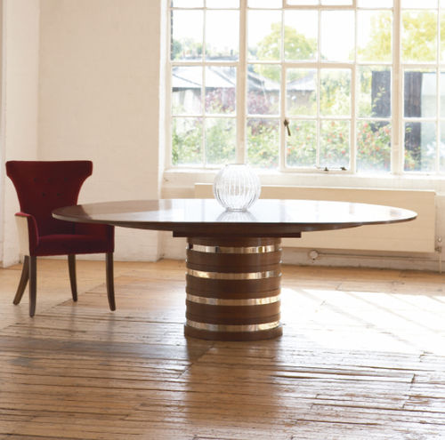 Table contemporaine - BARRAMUNDI - William Yeoward - en bois / ronde / à rallonge
