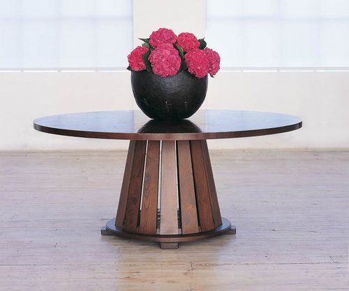 Table contemporaine - CAPSTAN - William Yeoward - en bois / ronde
