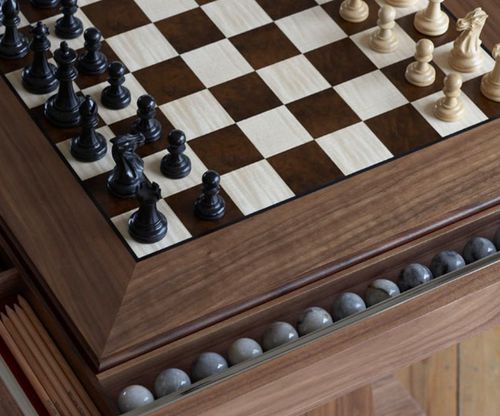 Table d'échecs contemporaine - VOLTA - William Yeoward - résidentielle / en chêne / en acajou