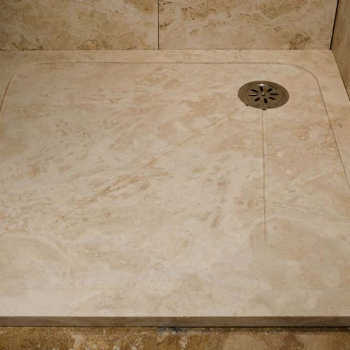 Receveur de douche rectangulaire - TK - PIETRE DI RAPOLANO PDR SRL - à poser / en travertin / avec canal d'écoulement