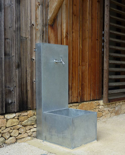Fontaine de jardin -  FONTAINE DE VILLE - Tonton Zingueur - en zinc / en zinc-titane / contemporaine