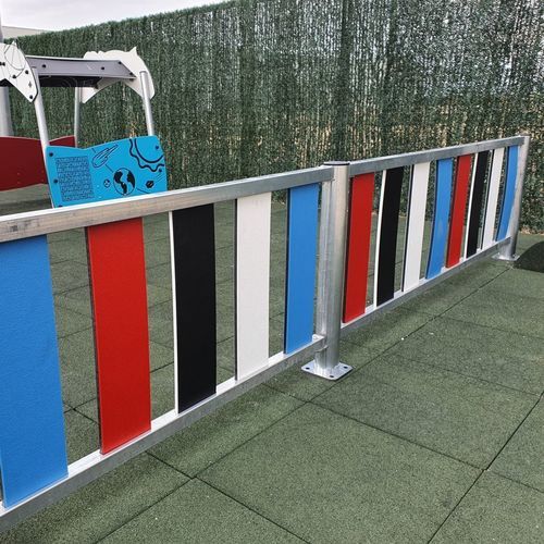 Clôture pour parc de jeux - PLAYKIT  - Industrias Agapito - à panneaux / en acier galvanisé / rectangulaire