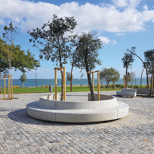 Banc public contemporain - TEJO Convex - A Amop Synergies - en béton / en acier COR-TEN® / avec dossier