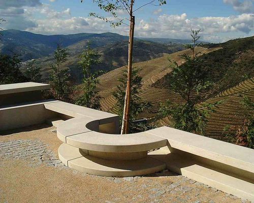 Banc public contemporain - AM : BENCH M - A Amop Synergies - en béton