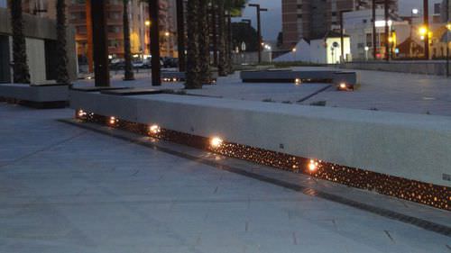Banc public contemporain - SOLTAS : ALGECIRAS C - A Amop Synergies - en acier corten / en béton / lumineux
