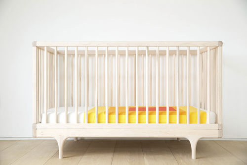 Lit pour bébé contemporain - CARAVAN - Kalon Studio - en bois