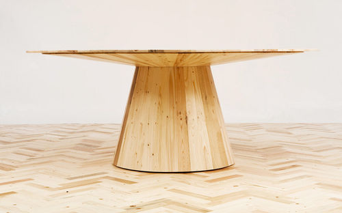 Table contemporaine - WASTE NOT WANT NOT - studiomama - en bois / ronde / en matériaux de récupération