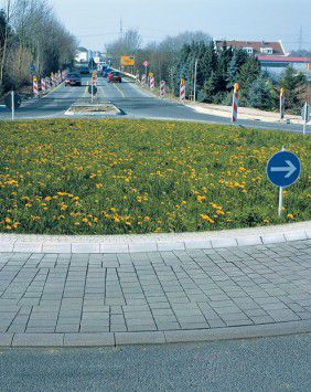 Bordure pour trottoir - CITY TRUCK - Kronimus AG Betonsteinwerke - en béton / courbée