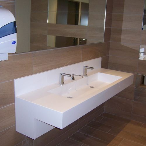 Vasque à encastrer - IMAGE 10 - IMAGE - en Corian® / avec plan intégré / avec mitigeur