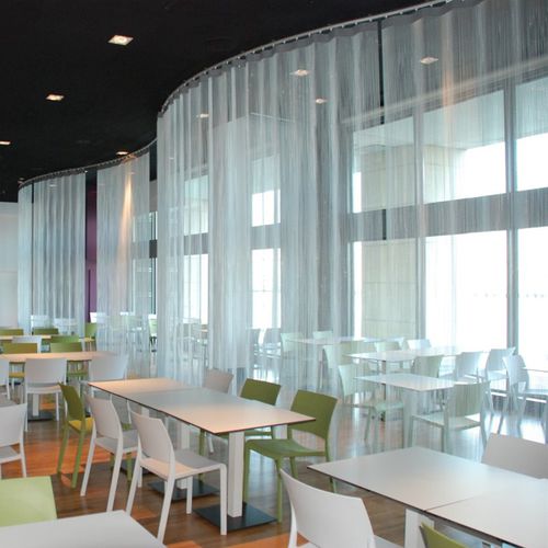 Séparateur d'espace en résille - CURVED, MOBILE  - KriskaDECOR - en métal / pour restaurant / suspendu