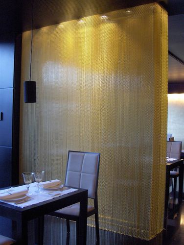 Séparateur d'espace en résille - STRAIGHT, FIXED - KriskaDECOR - en métal / pour restaurant / pour bar