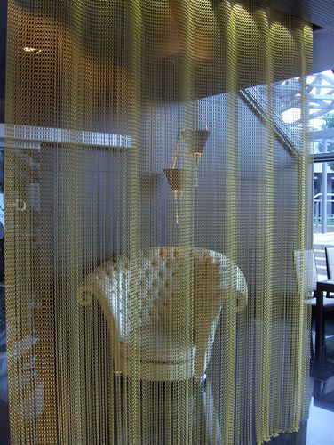 Séparateur d'espace en résille - UNDULATED, FIXED  - KriskaDECOR - en métal / pour restaurant / suspendu