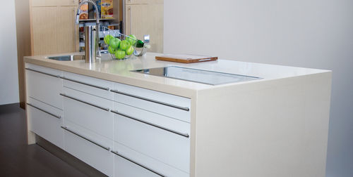 Plan de travail en composite quartz - ALASKA - COMPAC The Surfaces Company - de cuisine / à bords ronds