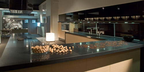 Plan de travail en composite quartz - NOCTURNO - COMPAC The Surfaces Company - de cuisine / à bords droits