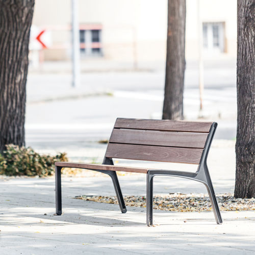 Banc public contemporain - MIELA - mmcité street furniture - en bois de feuillus / en acacia / en fonte d'aluminium