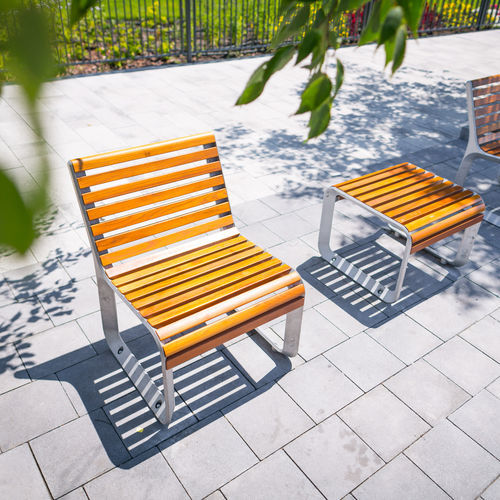 Chaise contemporaine - PORTIQOA - mmcité street furniture - d'extérieur / en bois de feuillus / en acacia