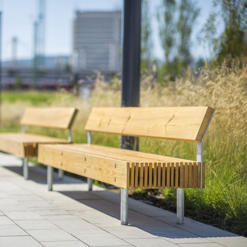 Banc public contemporain - WOODY - mmcité street furniture - en bois de feuillus / en pin / en acier galvanisé