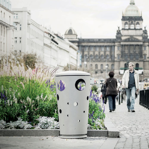 Poubelle publique - SWISSBIN - mmcité street furniture - en acier galvanisé / avec couvercle / d'extérieur