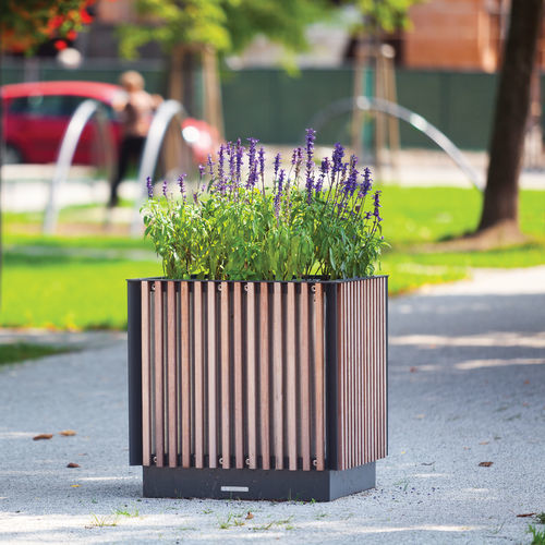 Jardinière en pin - FLORIUM - mmcité street furniture - en bois de feuillus / en acacia / en acier galvanisé
