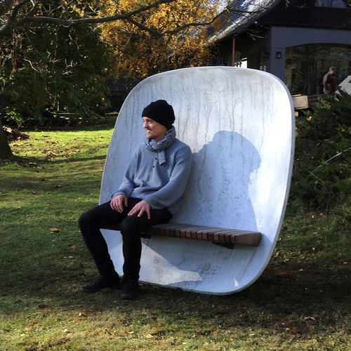 Banc public contemporain - SATELLITE - mmcité street furniture - en bois de feuillus / en acacia / en béton