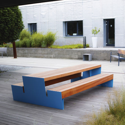 Table de pique-nique contemporaine - BLOCQ - mmcité street furniture - en bois de feuillus / en pin / avec piètement en acier galvanisé