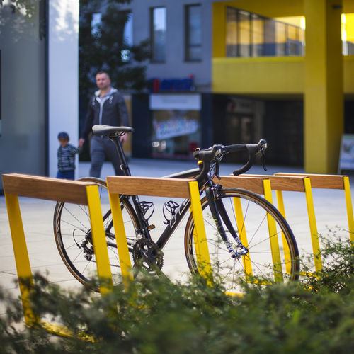 Range-vélo au sol - BIKEBLOCQ - mmcité street furniture - pour espace public / en acier galvanisé / en bois