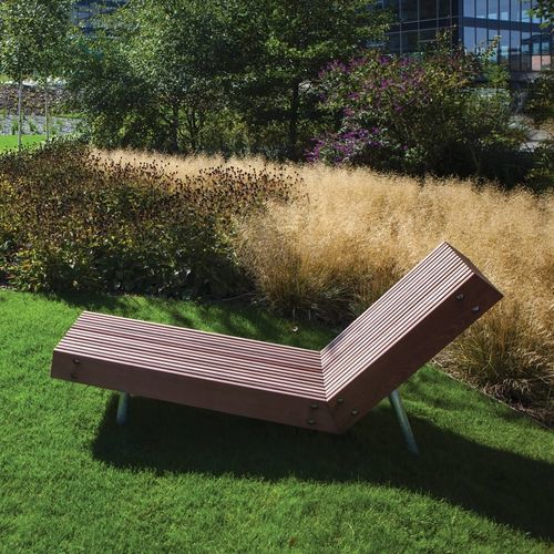 Chaise longue contemporaine - WOODY - mmcité street furniture - en bois de feuillus / en pin / en pin