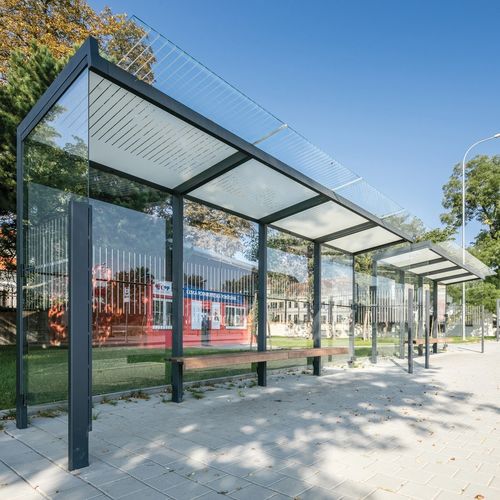 Abribus en verre - GEOMERE - mmcité street furniture - en acier galvanisé / bois / avec banc