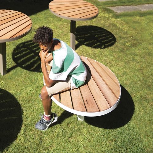 Tabouret contemporain - LAGO - mmcité street furniture - en bois de feuillus / avec piètement en acier galvanisé / piètement central